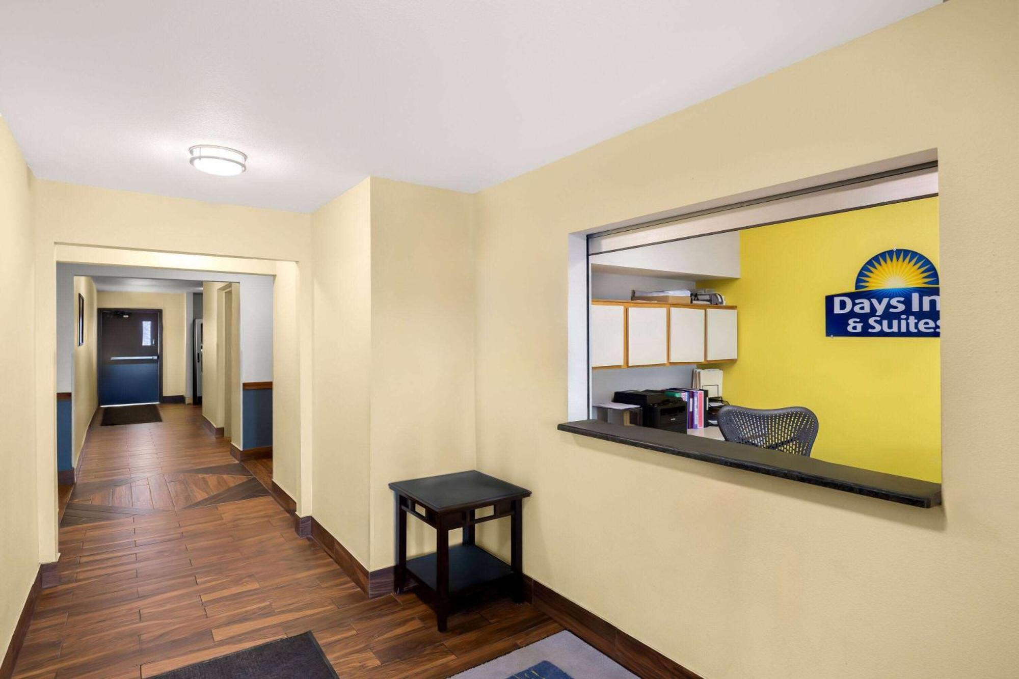 Days Inn & Suites By Wyndham Rochester South Εξωτερικό φωτογραφία