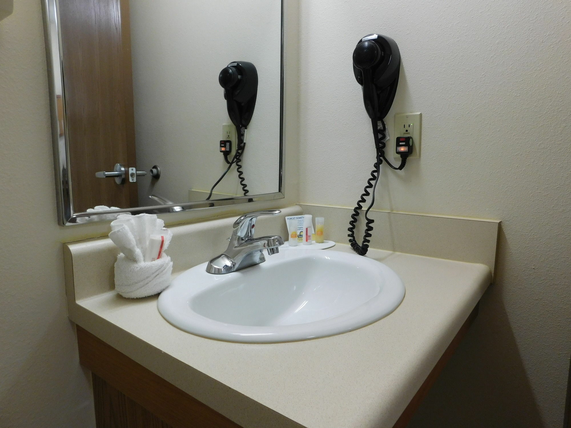 Days Inn & Suites By Wyndham Rochester South Εξωτερικό φωτογραφία